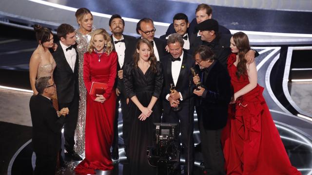 El equipo de CODA recibe el galardón a mejor película. Foto: EFE/EPA/Etienne Laurent