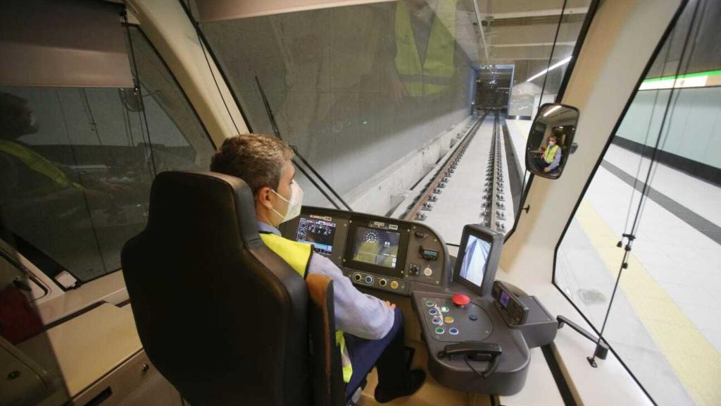 César Vaquero, a los mandos del primer Metro en llegar al Centro de Málaga.