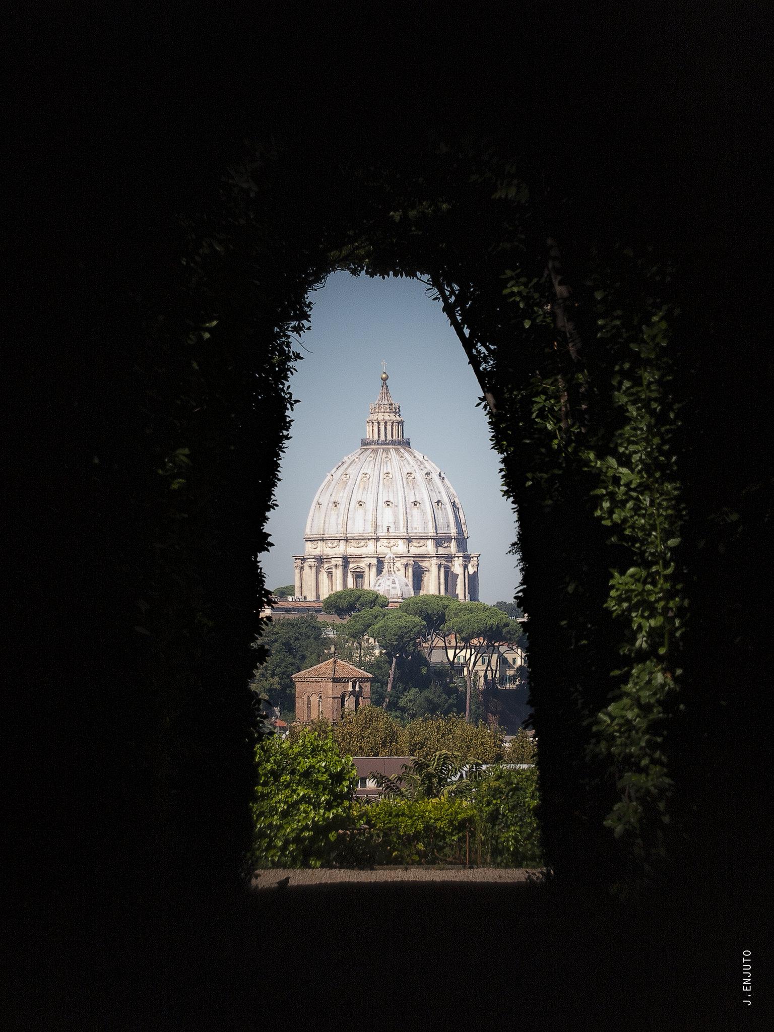 Il Buco di Roma. Vista de la cerradura de la Puerta de los Caballeros de la Orden de Malta, por Javier Enjuto, vía flickr