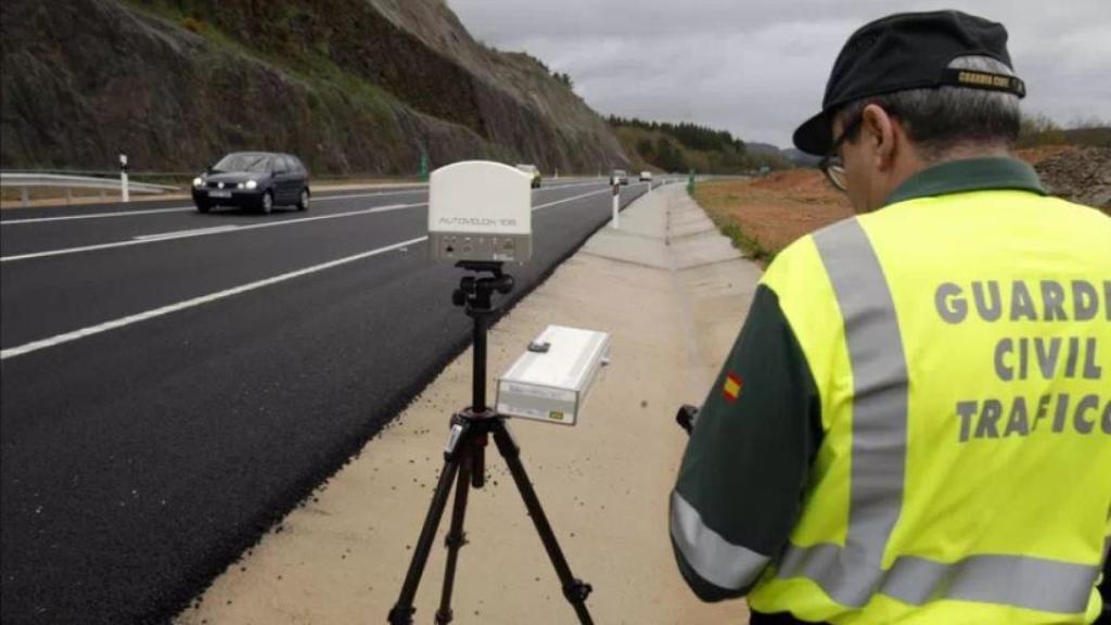 Un agente de la Guardia Civil Tráfico en un control