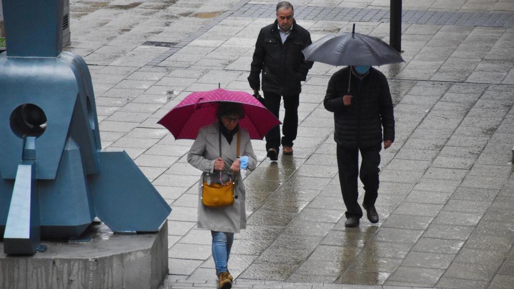 Ciudadanos protegiéndose de la lluvia en la provincia de Zamora