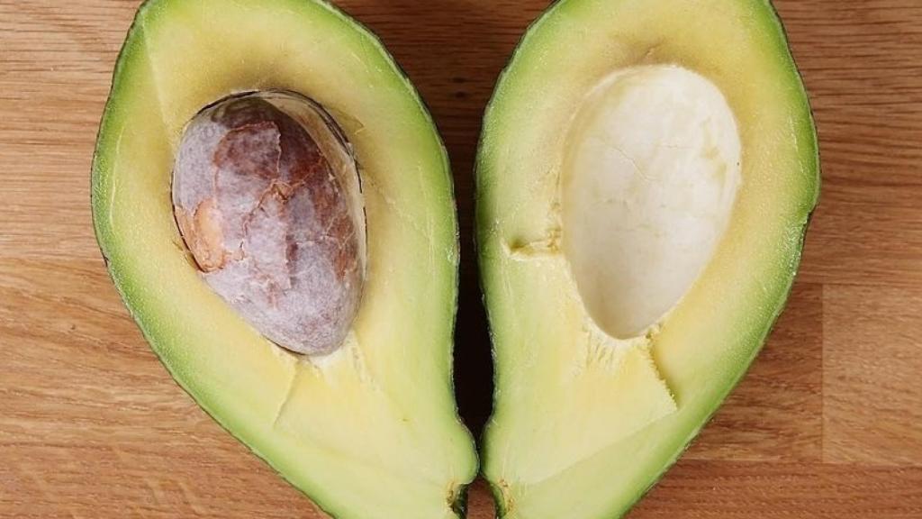 Un aguacate abierto por la mitad.