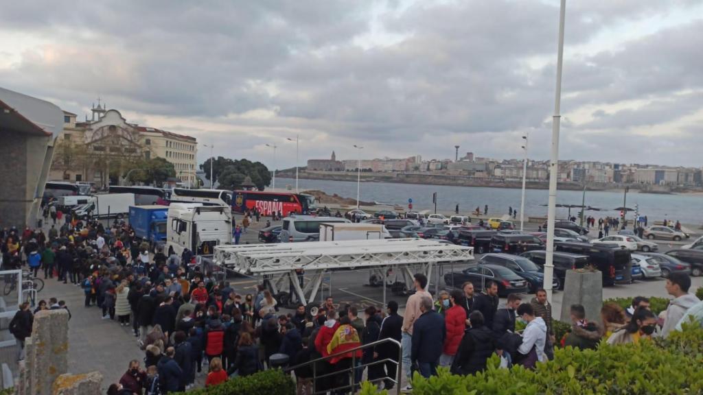 Ambiente en los aledaños del Estadio de Riazor.