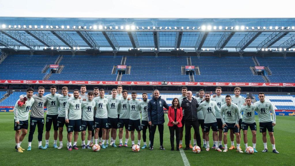 La alcaldesa de A Coruña, Inés Rey, en el entrenamiento de la selección española ayer en Riazor.