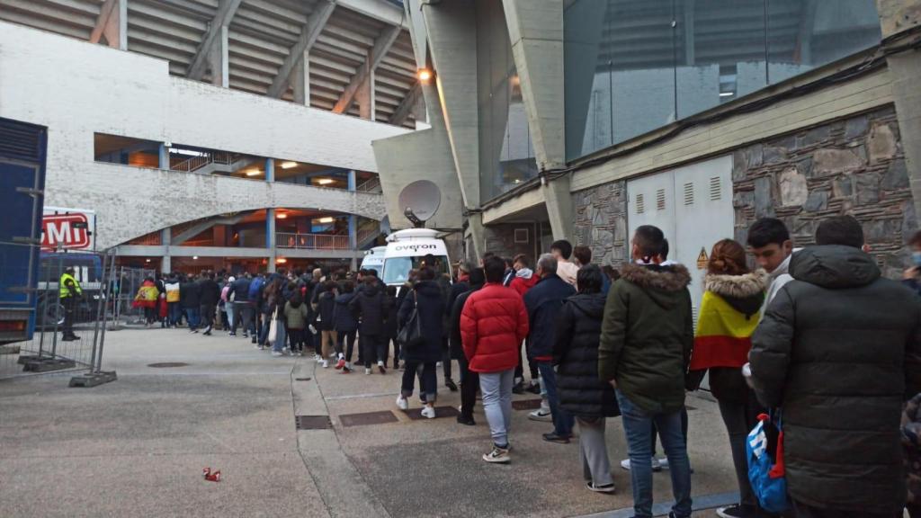 Caos en Riazor: el público aún hace cola en el minuto 30 del partido de los 400.000 euros