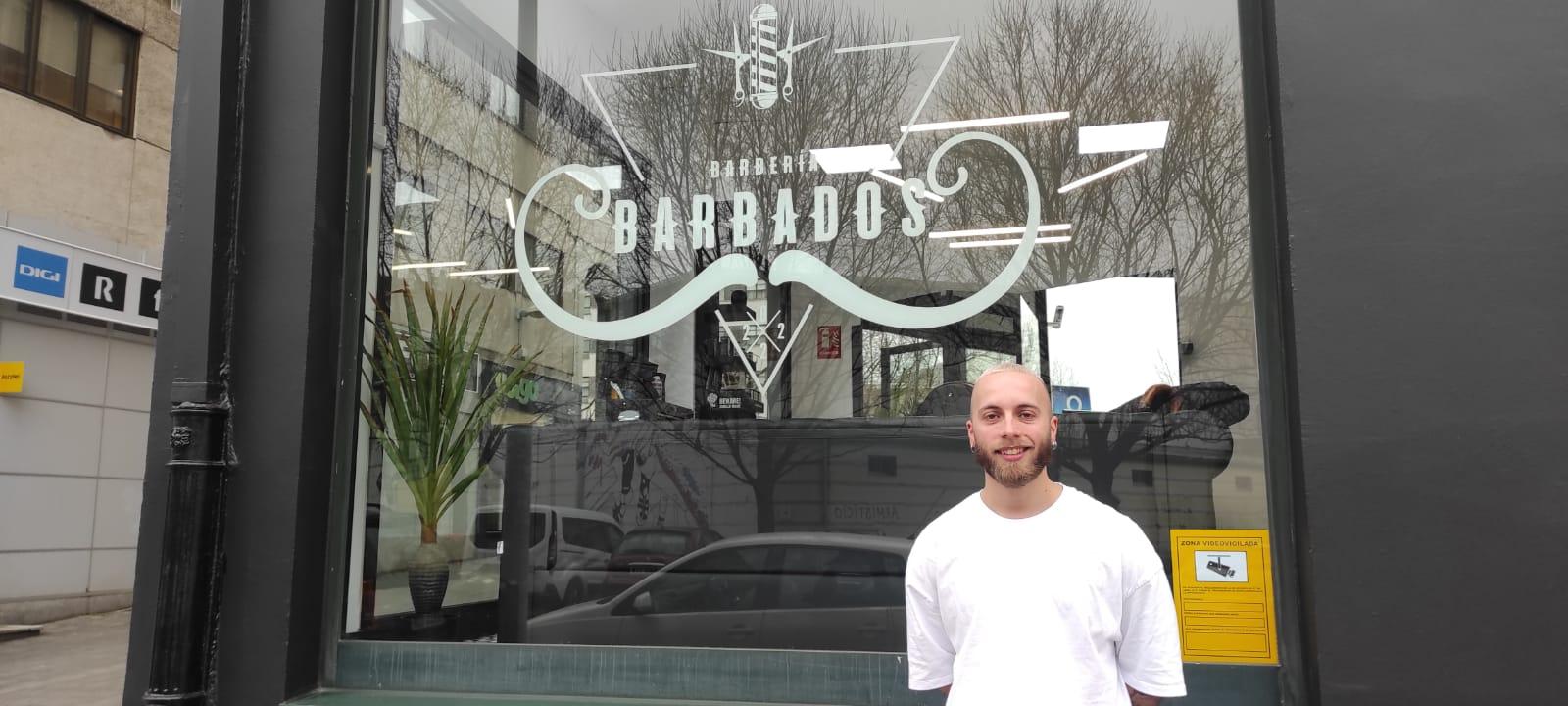 Cristian en la puerta de su establecimiento. Foto: Quincemil.