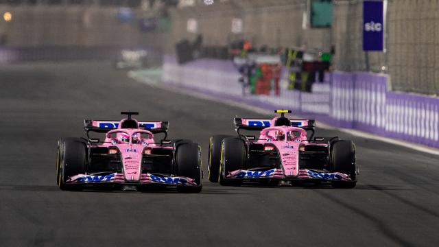 Fernando Alonso y Esteban Ocon en paralelo en la recta del circuito de Jeddah en el GP de Arabia Saudí