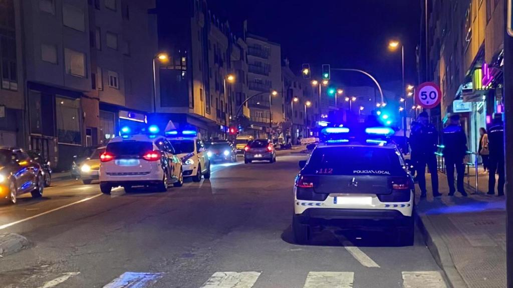 La Policía Local de Cambre durante un control.