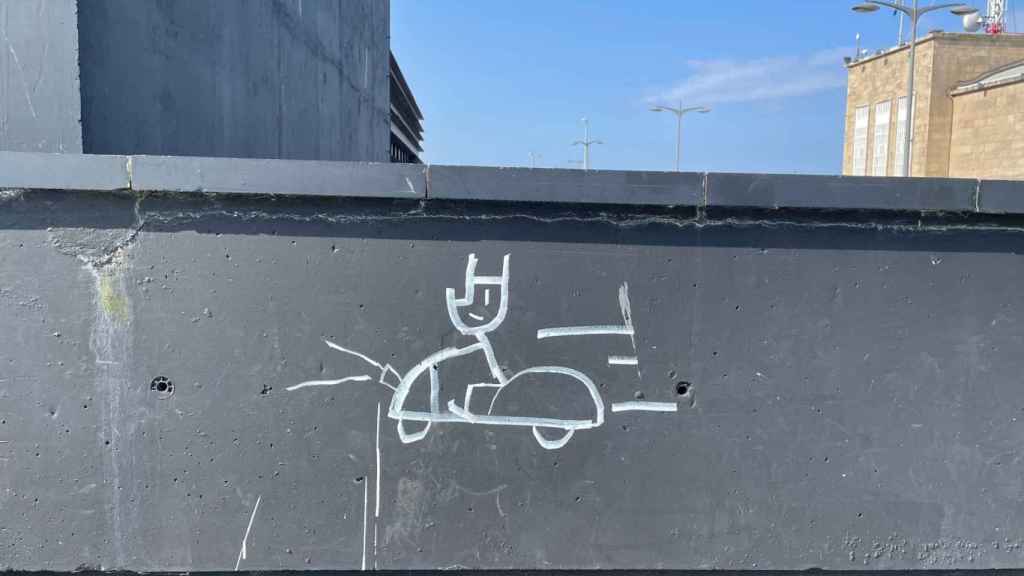 Dibujo de Cobi en uno de los accesos al Centro Comercial A Laxe.