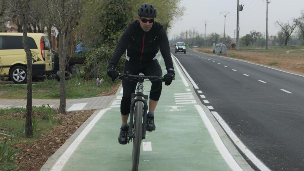 Un ciclista por un carril bici