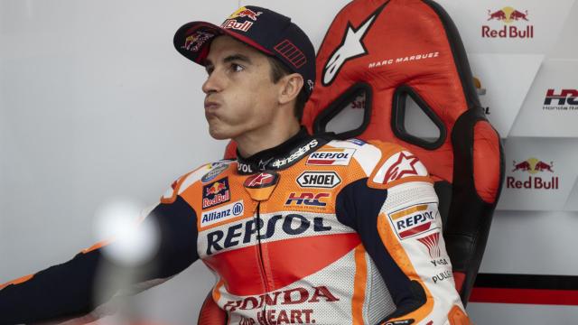 Marc Márquez sentado en el box del equipo Honda