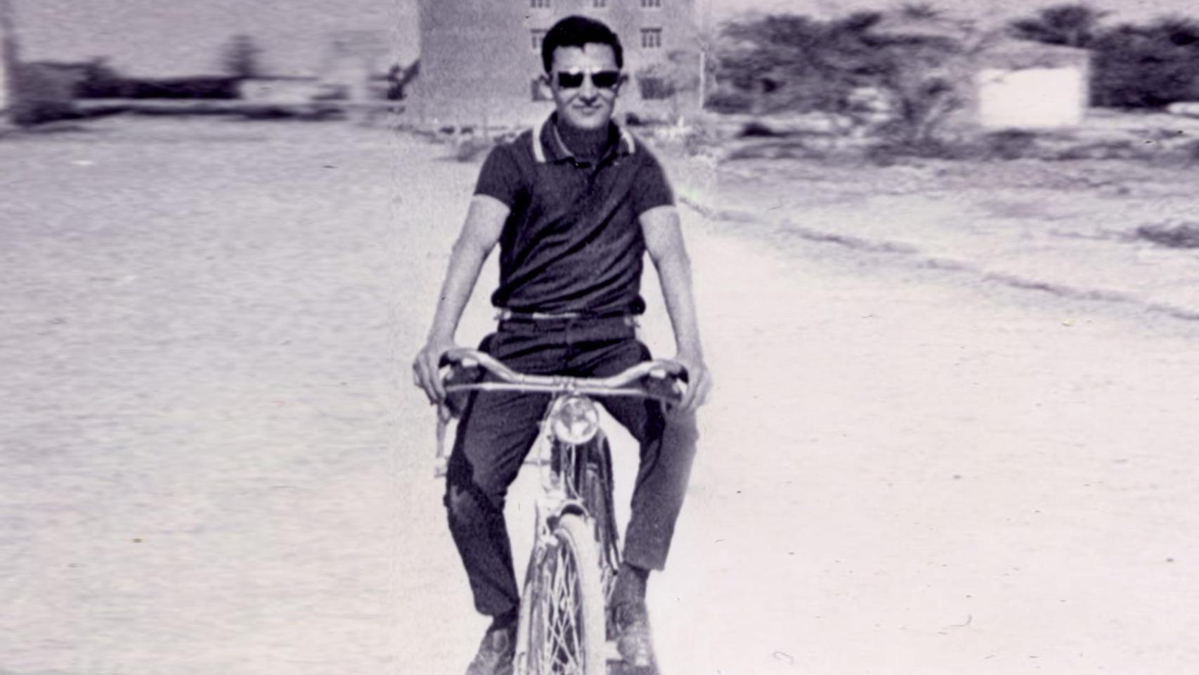 Juan Perán, dueño de la fábrica de Pikolinos en Elche, cuando era joven y trabajaba de cortador de piel para zapatos.