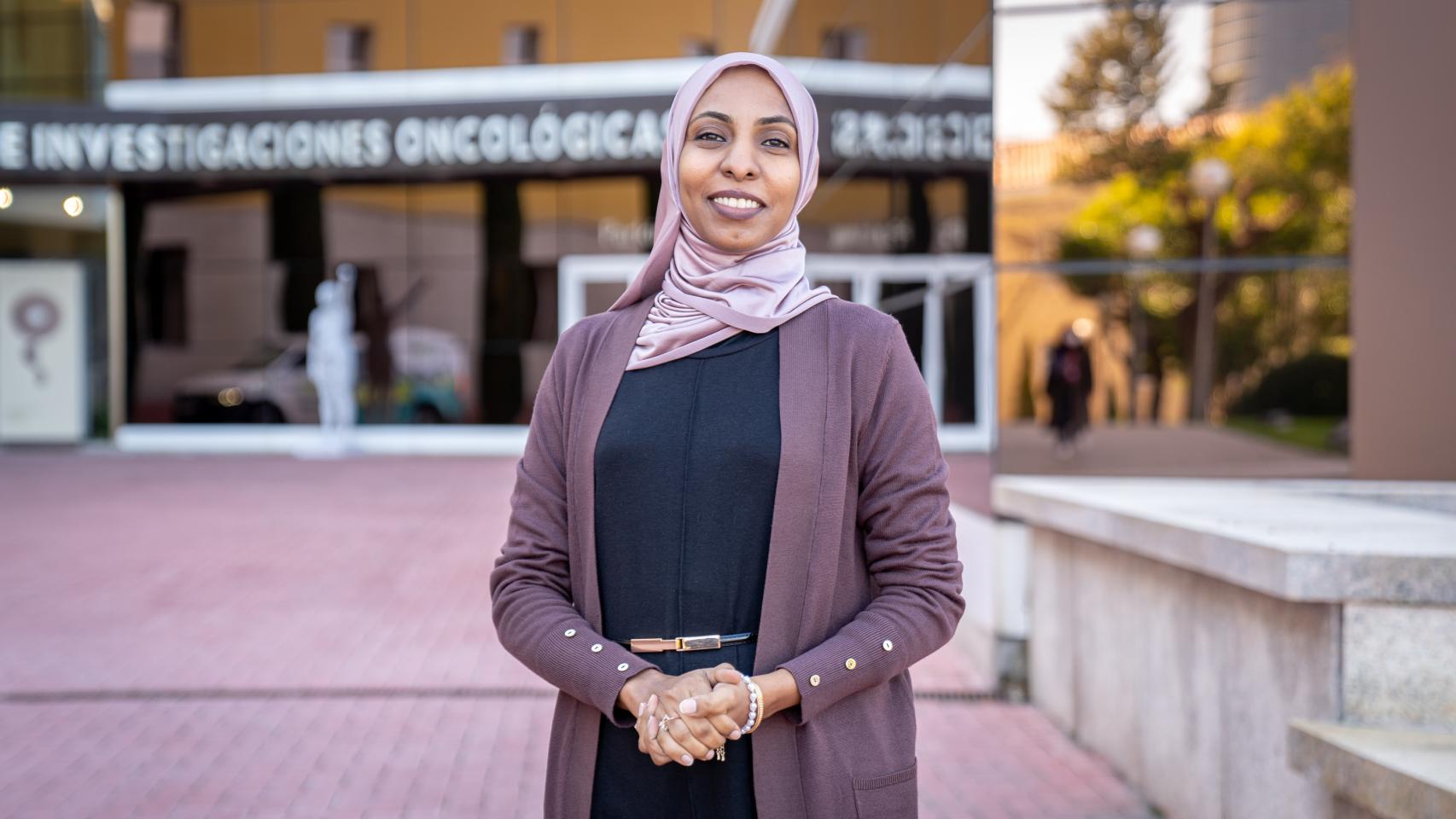 Ashwag en la puerta del CNIO donde trabaja.