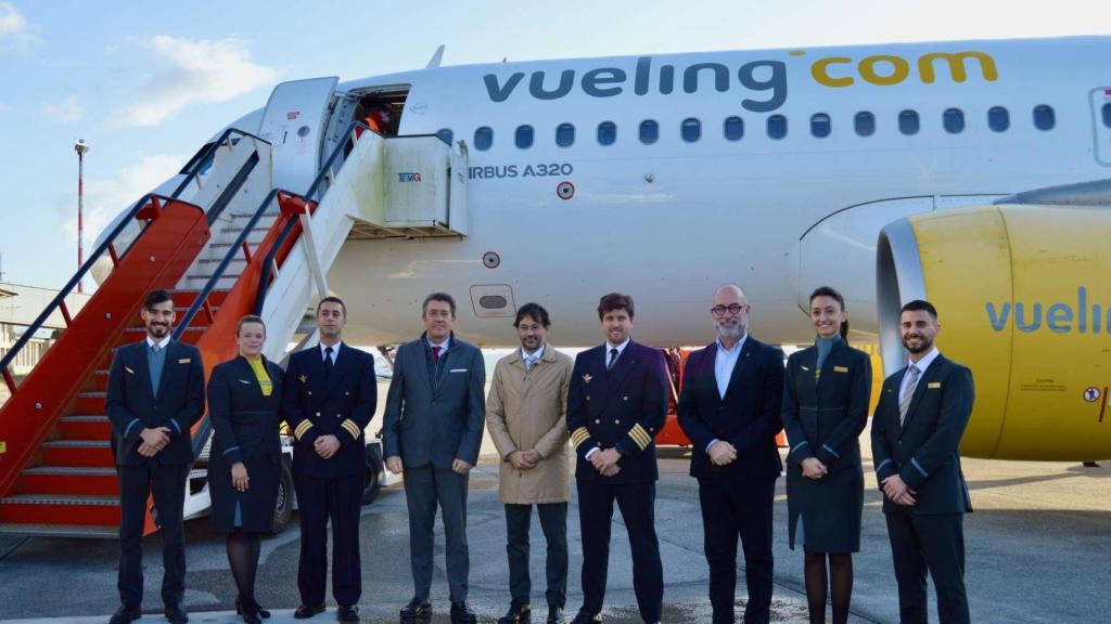 El aeropuerto de A Coruña recibe el primer vuelo de la nueva ruta a Londres