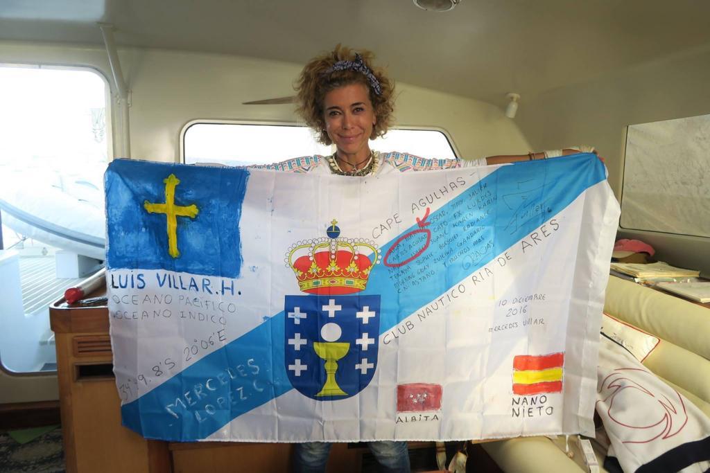 Mercedes posa con una bandera gallega. Foto: Cedida.