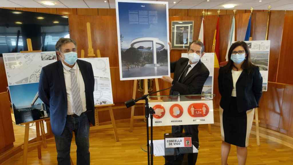 Abel Caballero, junto a Javier Pardo e María José Caride, en la presentación en febrero de 2021 del Halo como proyecto ganador del concurso de ideas.