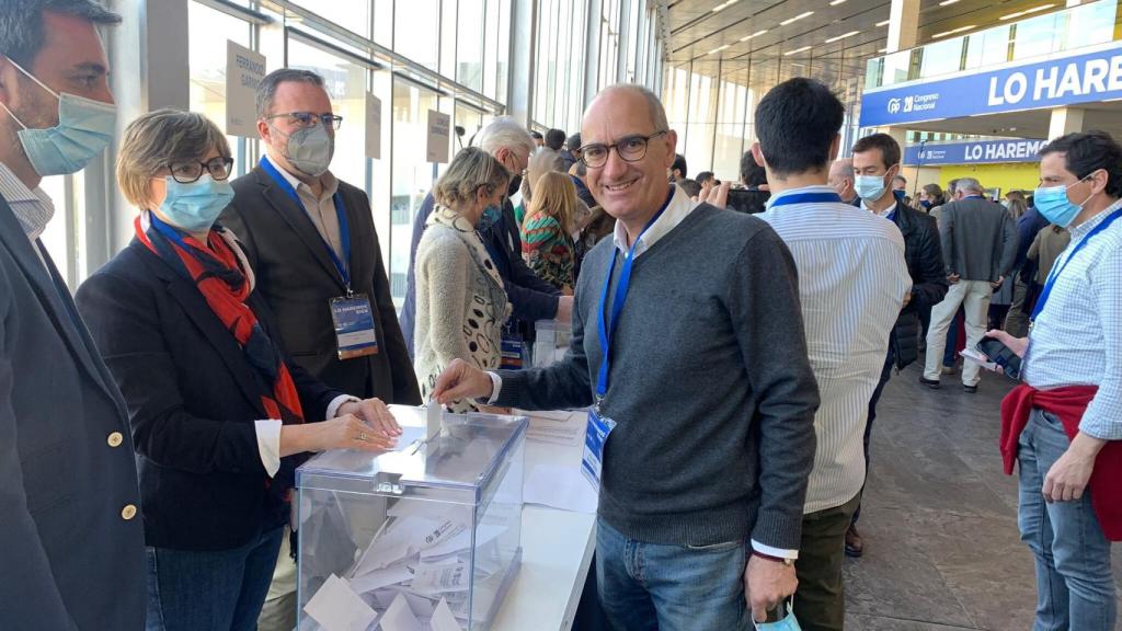 Javier Iglesias votando en el Congreso del PP nacional