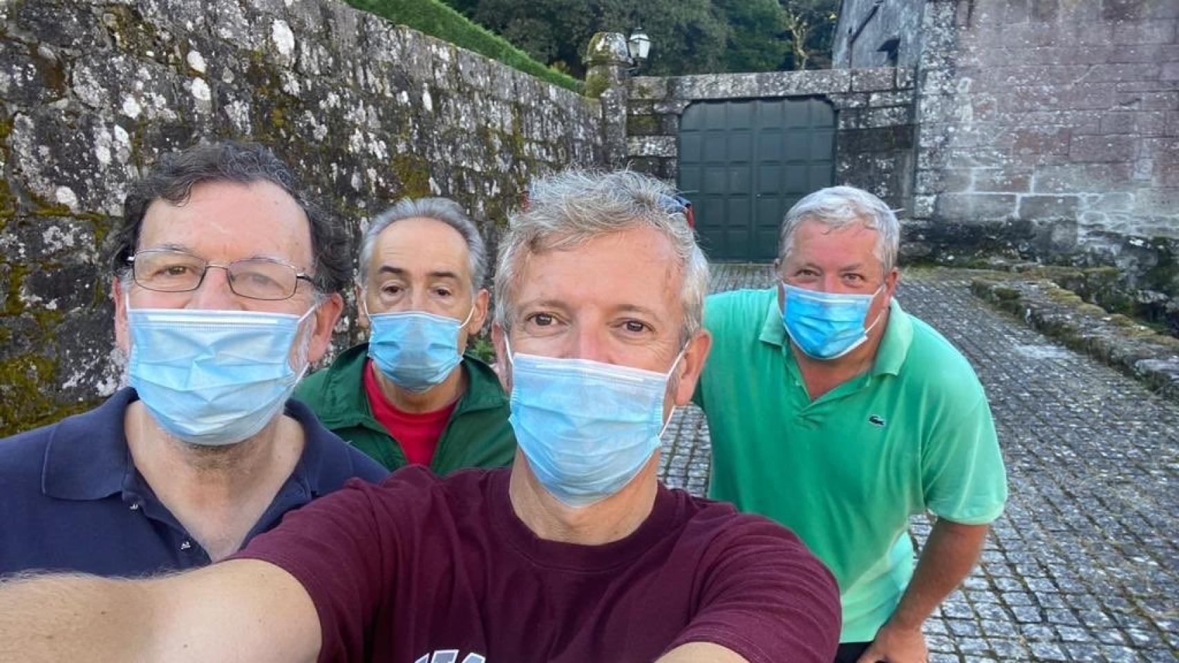 El vicepresidente de la Xunta de Galicia, Alfonso Rueda, saca una foto junto a Mariano Rajoy.