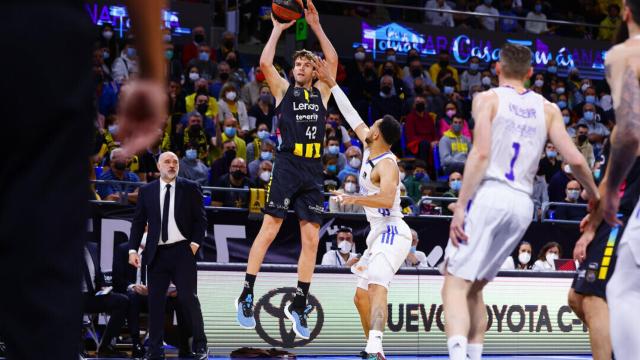 Doornekamp lanzando a canasta ante el Real Madrid