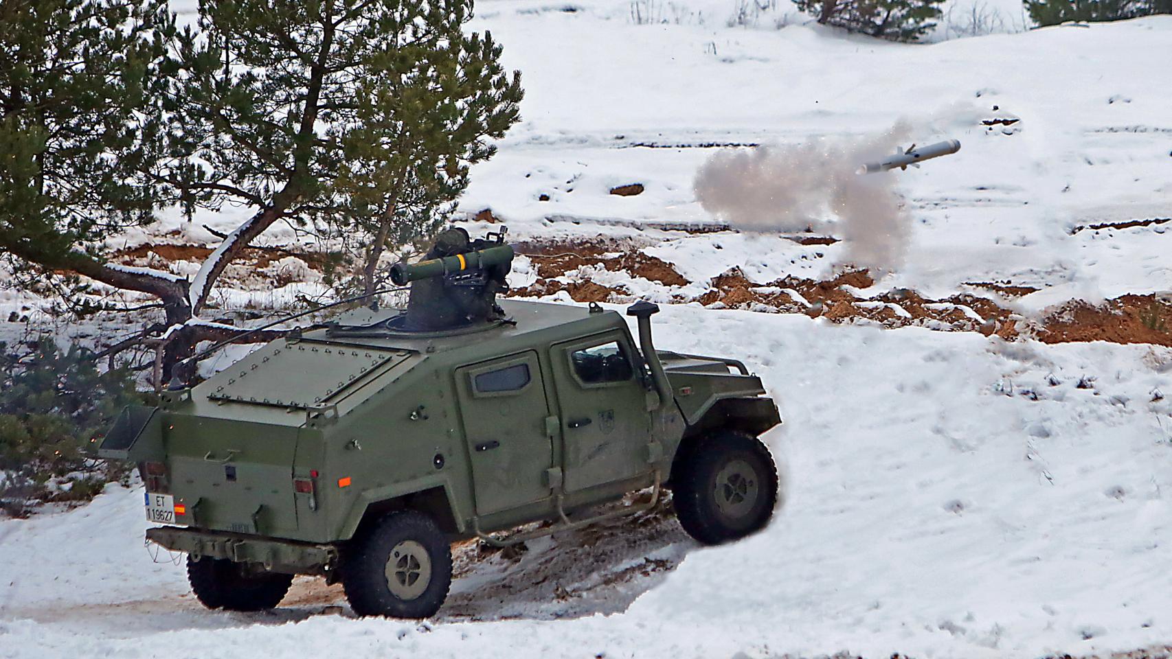 Lanzamiento de un misil Spike en una operación terrestre.