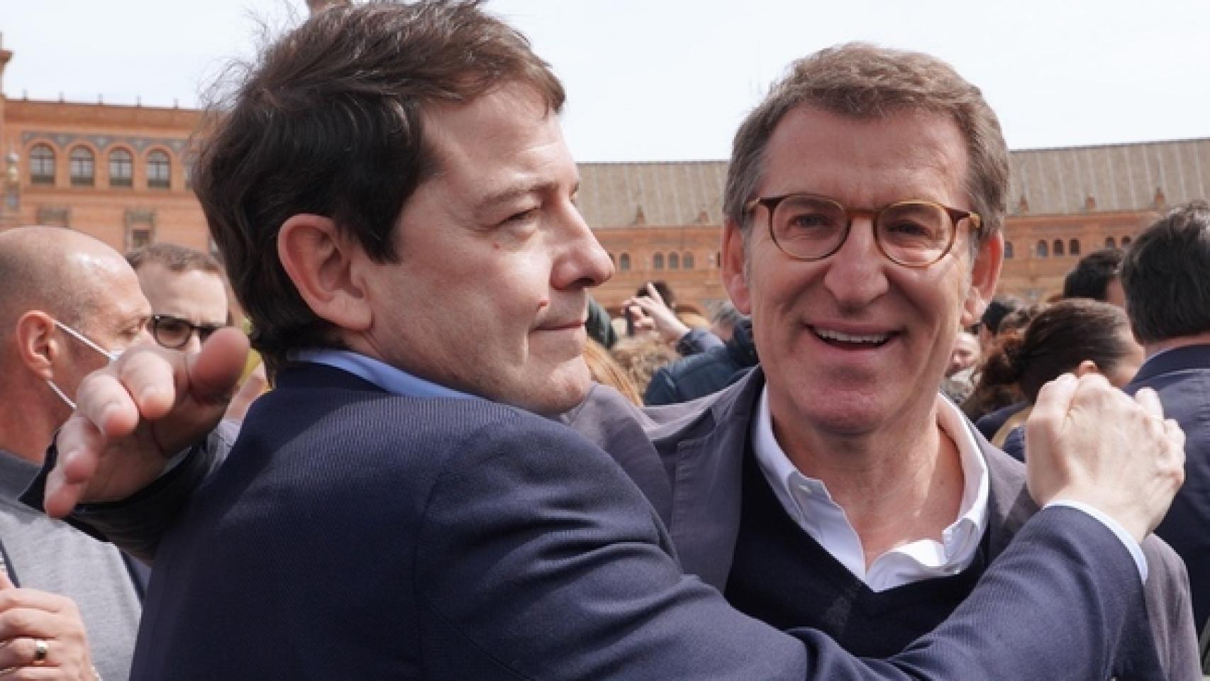 El presidente en funciones de Castilla y León, Alfonso Fernández Mañueco, y el nuevo líder del PP, Alberto Núñez Feijóo, se saludan, en una imagen de archivo.