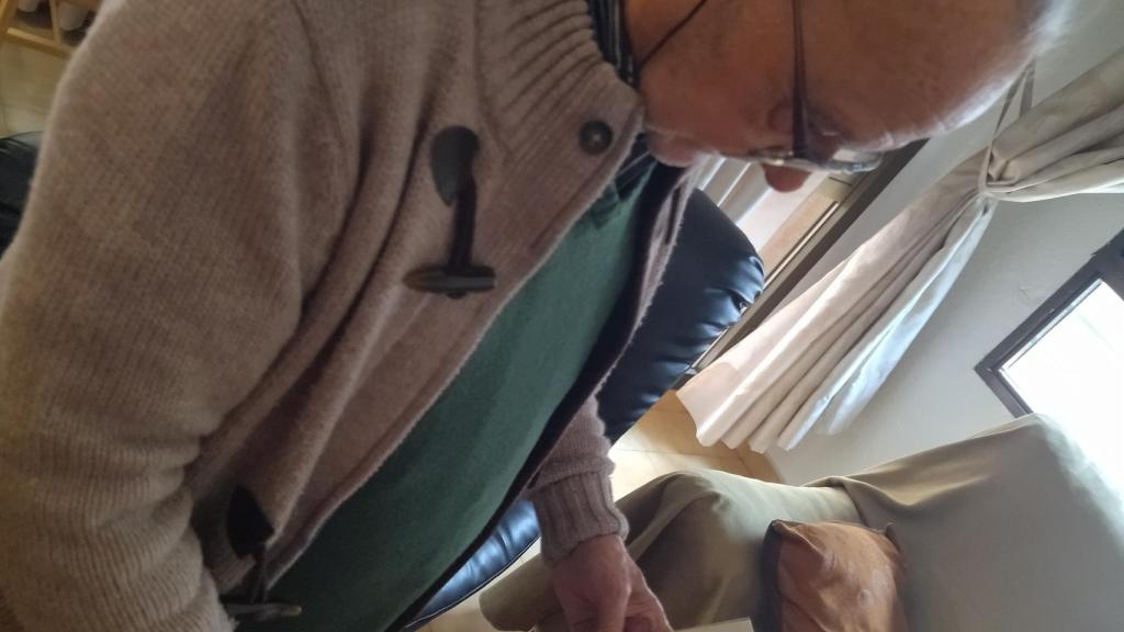 El abuelo Carlos repasando algunos de los recortes de prensa que hablan de la progresión de su nieto.