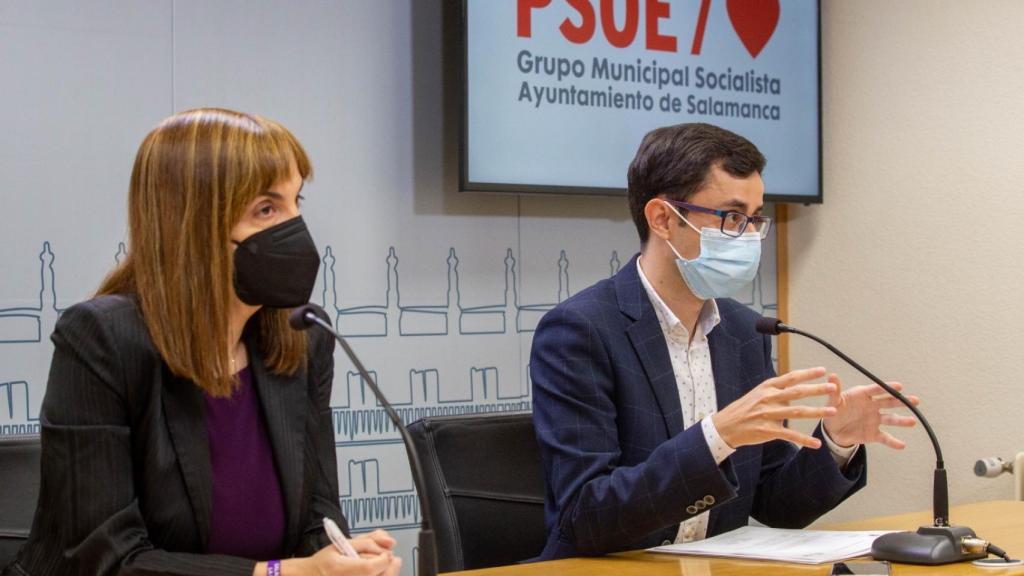 Los concejales socialistas José Luis Mateos y María Sánchez