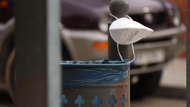 Una mascarilla en la papelera.