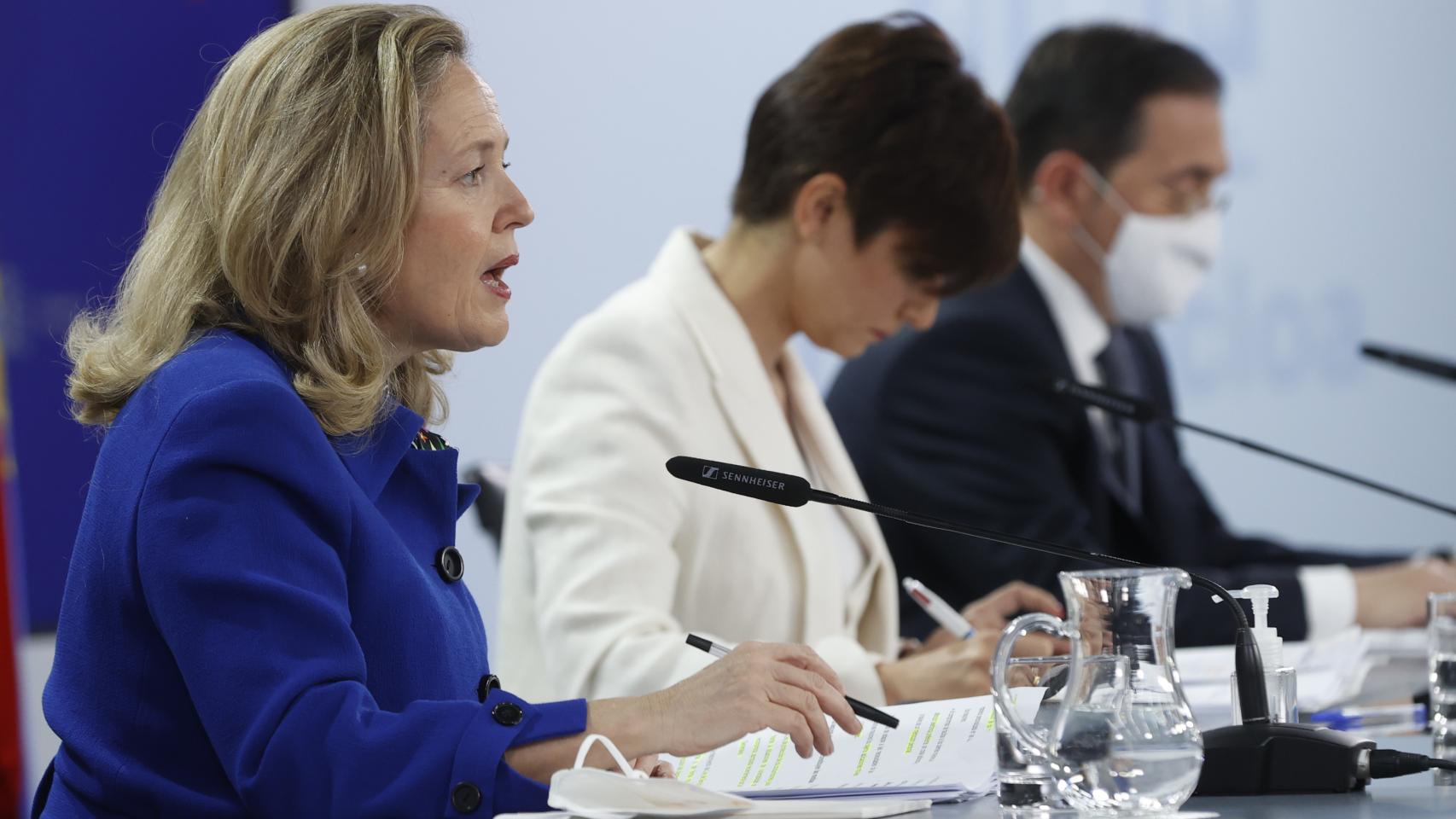 Nadia calviño, vicepresidenta económica; Isabel Rodríguez, ministra portavoz; y José Manuel Albares, titular de Exteriores, en Moncloa.