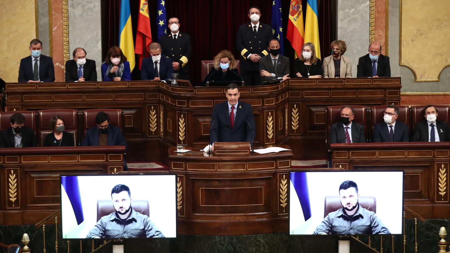 Pedro Sánchez responde al presidente de Ucrania, Volodímir Zelesnki, en el pleno conjunto de las Cortes Generales.