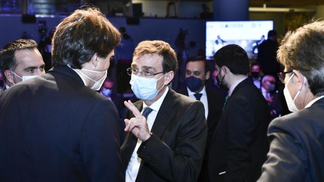 Luis Díaz-Rubio, director general de Janssen en España y Portugal, charla con Juan López-Belmonte, en uno de los momentos de descanso de Wake Up, Spain!