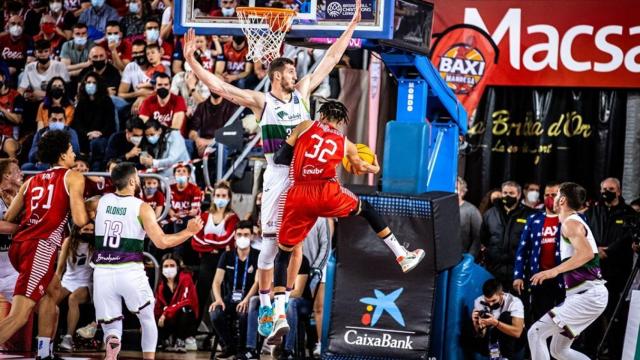 Thomasson ataca la pintura cajista.