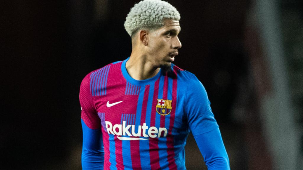 Ronald Araujo durante un partido con el Barça