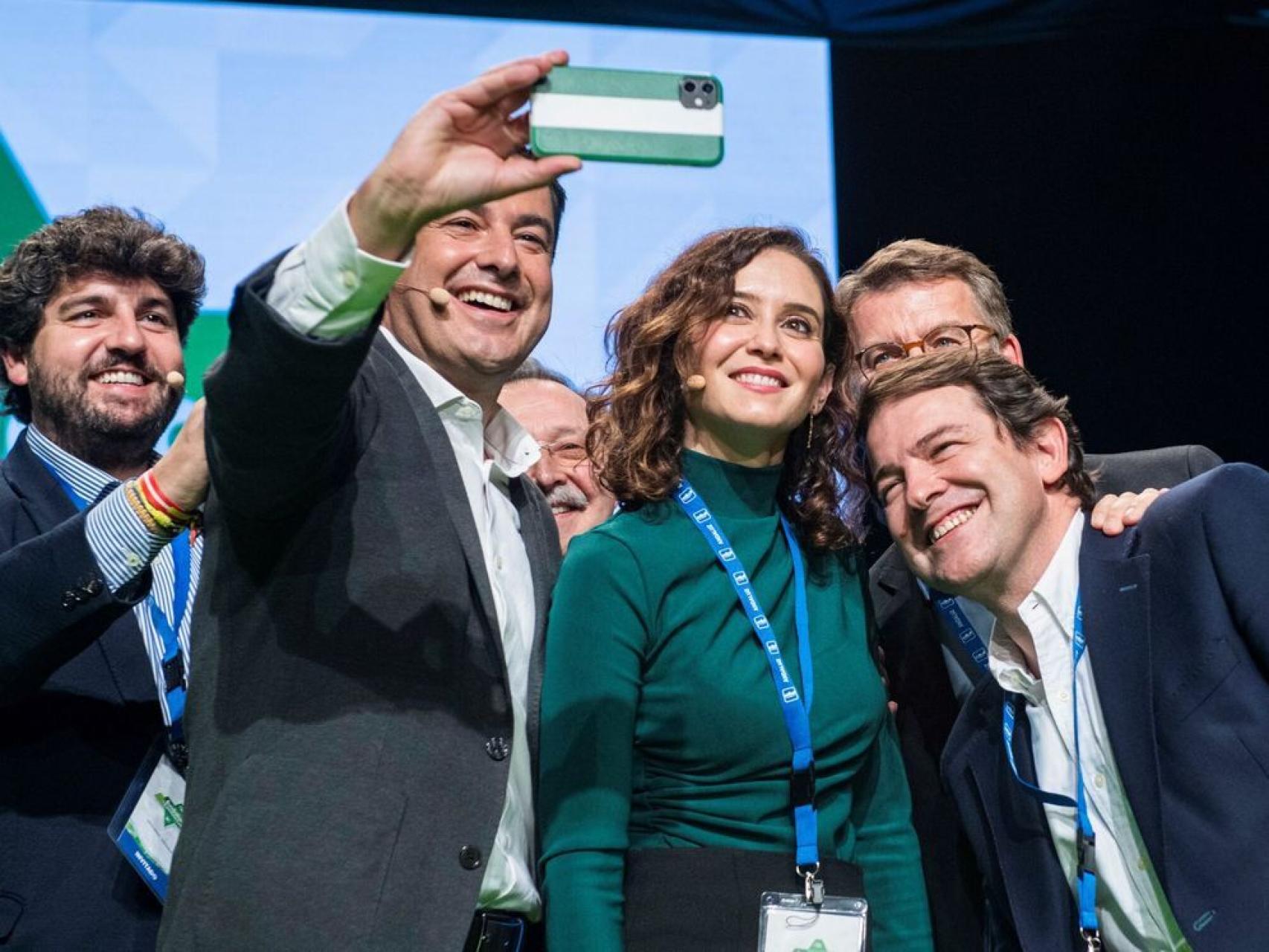 Fernando López Miras, Juanma Moreno, Isabel Díaz Ayuso, Alberto Núñez Feijóo y Alfonso Fernández Mañueco, durante una convención del PP.