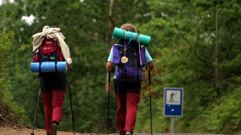 Dos personas hacen el Camino de Santiago.