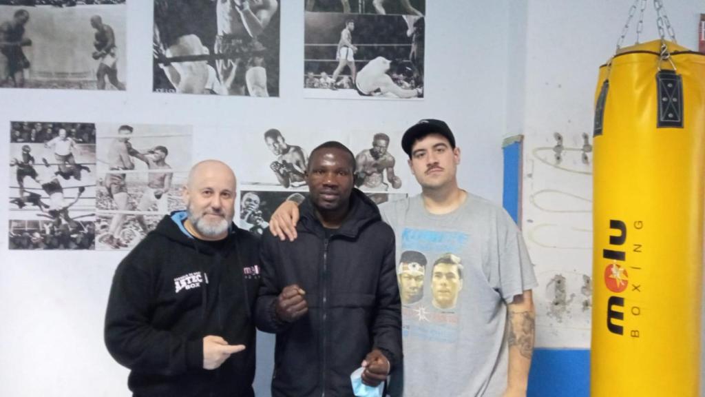 Dani Moukoko junto a sus entrenadores Luis Suárez (izq.) y Andrés Valeiro (der.)