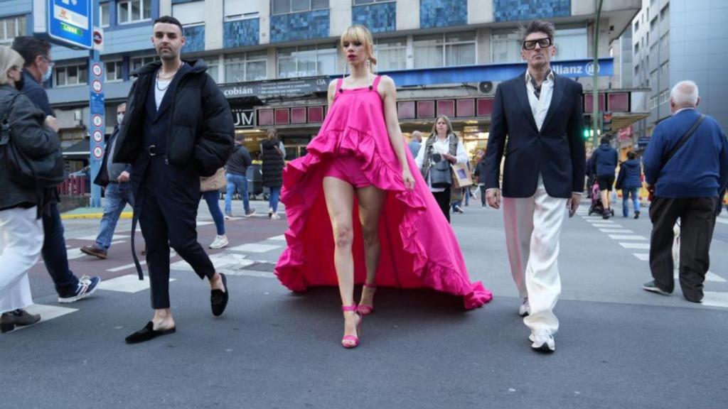 Los diseñadores Jona Camacho (izq.) y Juan Morandeira (der.) con la actriz María Mera.