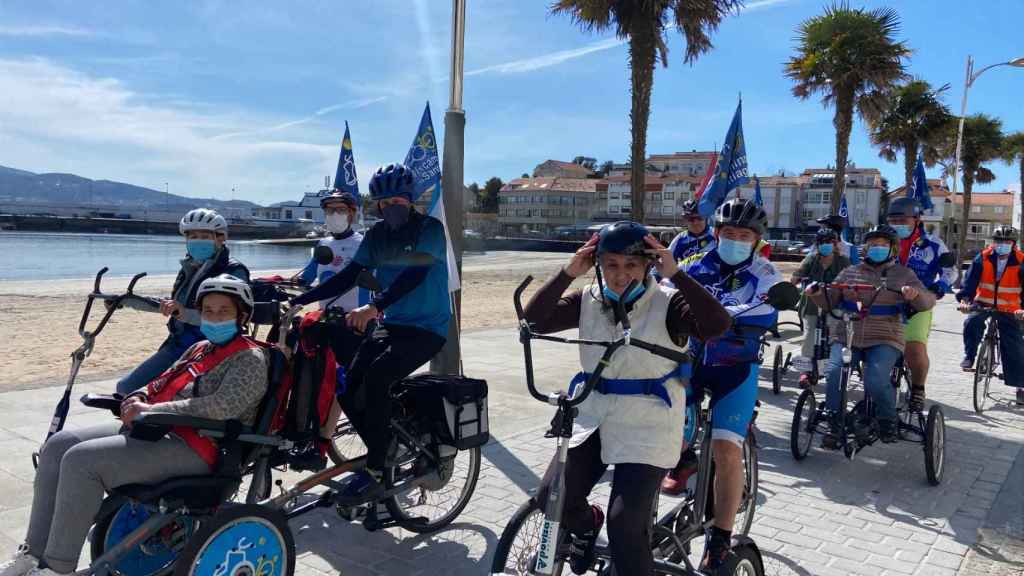Los mayores del Centro Municipal disfrutando en el paseo marítimo de Nigrán.