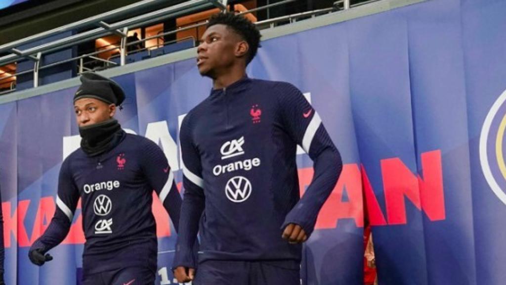 Benzema, Mbappé y Tchouameni, durante una concentración de Francia