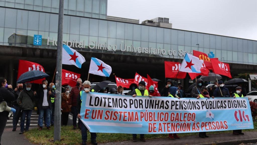 Colectivo de personas jubiladas y pensionistas de la CIG se movilizan en defensa de las pensiones y contra los abusos de la banca.