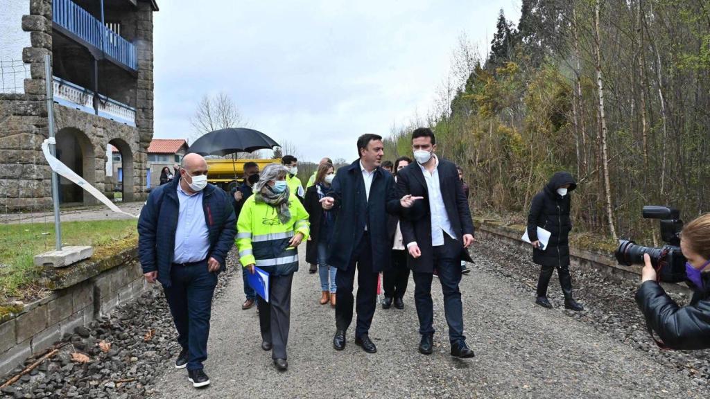 Autoridades visitando el avance de las obras