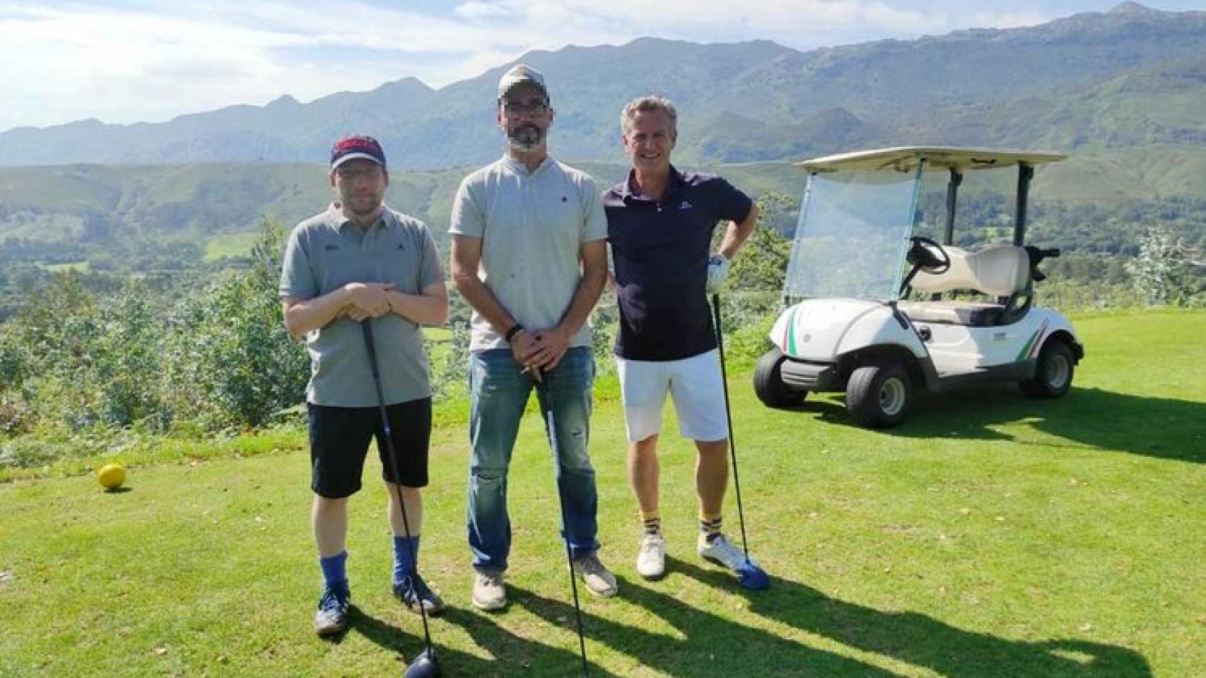 El alcalde José Luis Martínez-Almeida (izquierda) y su primo Carlos (derecha) en el campo de golf de Llanes (Asturias).