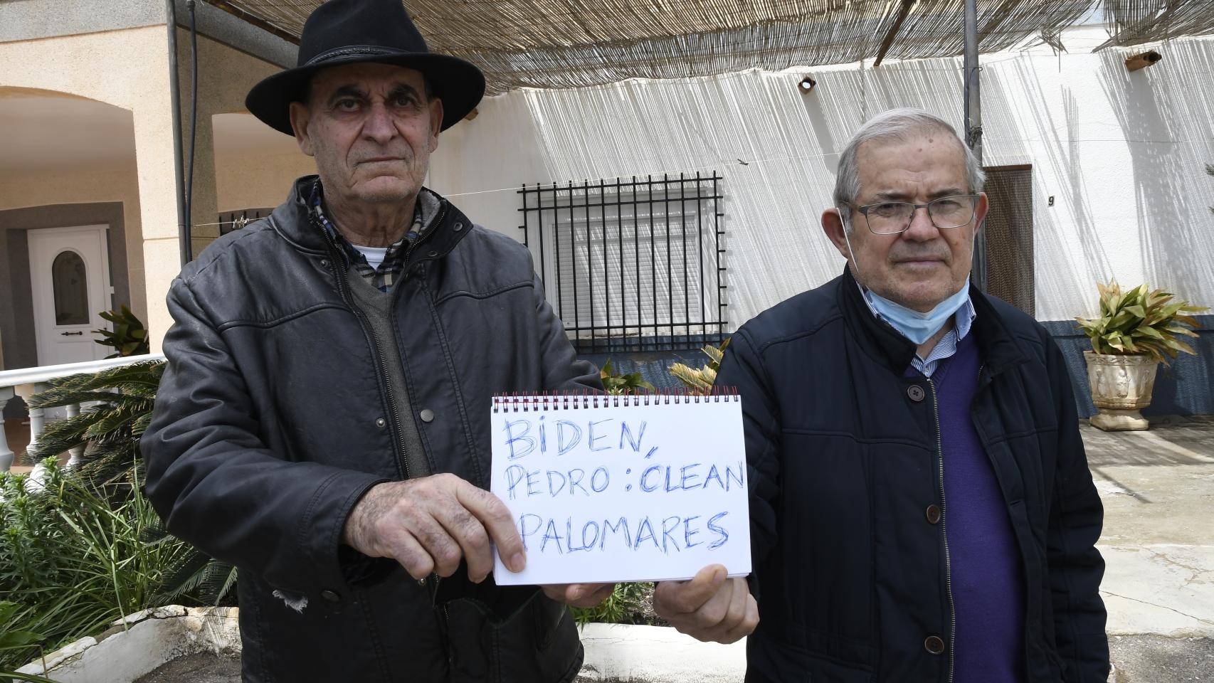 Martín Jiménez y Pascual Soler, dos de los palomarenses que piden que se descontamine por fin Palomares