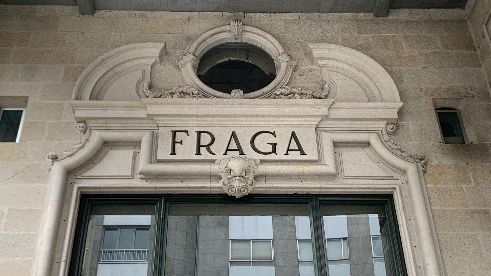 Rótulo de los Cines Fraga. Imagen: Treintayseis