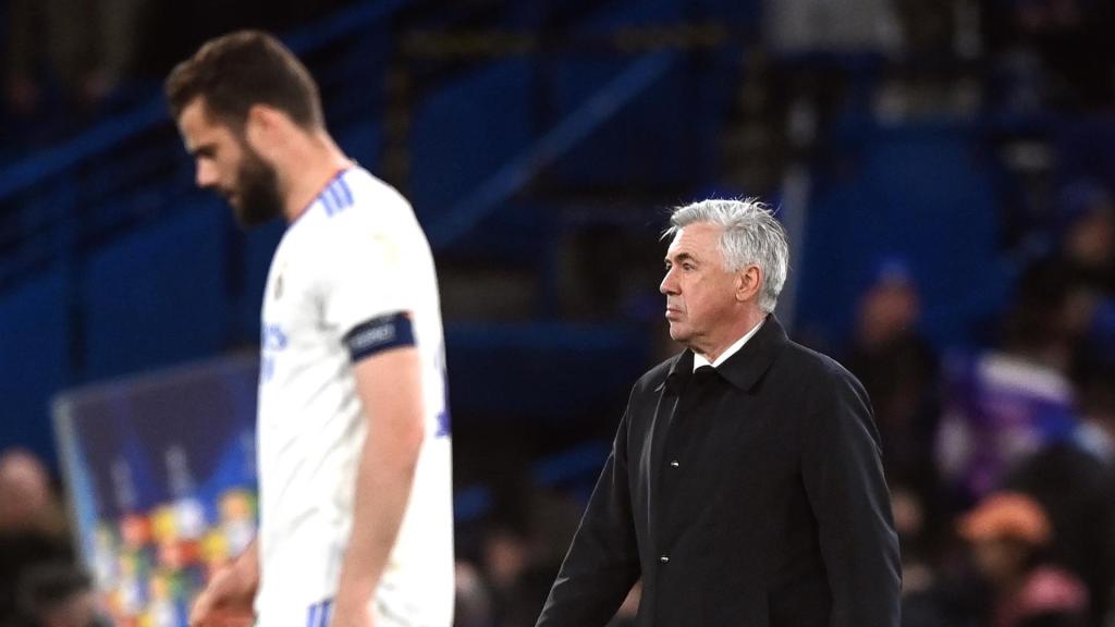 Ancelotti dando indicaciones con Nacho Fernández en un primer plano