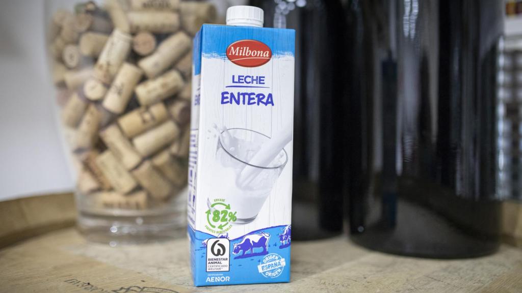 La leche entera de Milbona, la marca blanca de los lácteos de Lidl.