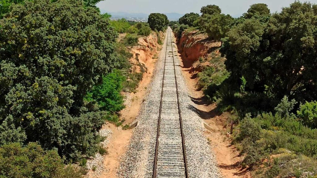 Línea de tren convencional.