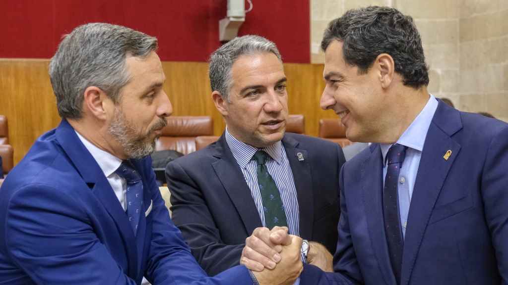 El presidente de la Junta, Juanma Moreno, con los consejeros de Presidencia y de Hacienda, Elías Bendodo y Juan Bravo.