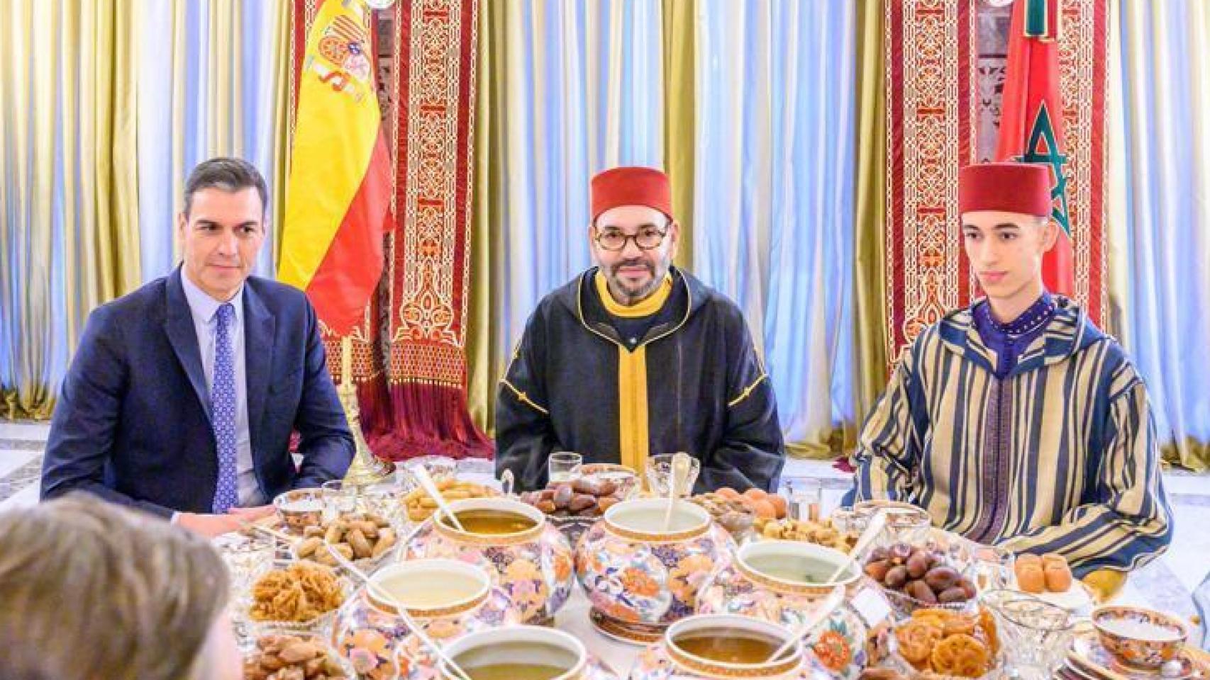 Pedro Sánchez, Mohamed VI y su hijo, el príncipe Mulay Hasán, en el palacio real, en Rabat, el pasado abril.