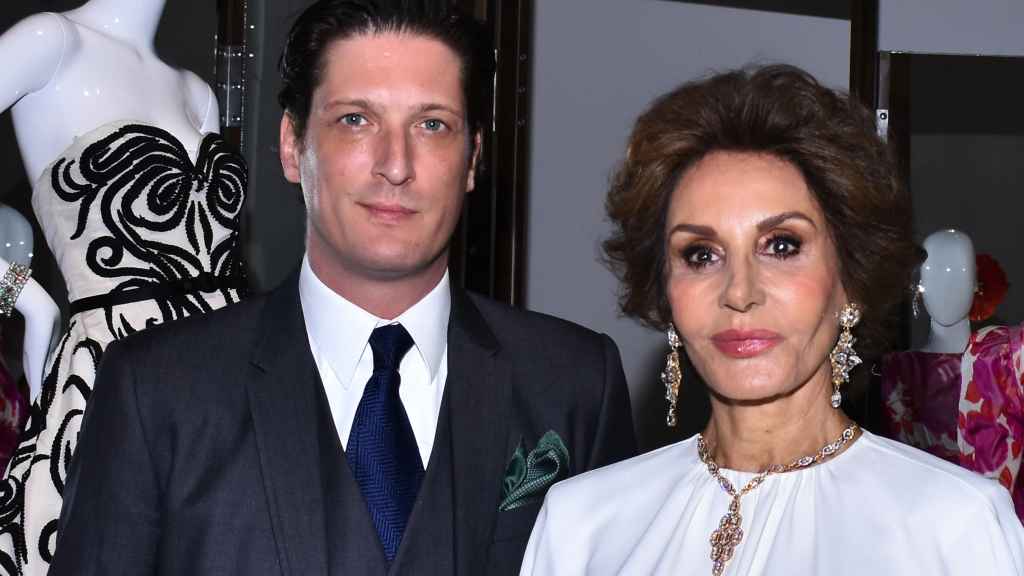 Naty Abascal, con sus hijos Luis (i) y Rafael Medina Abascal, en noviembre de 2019 en la inauguración de una exposición dedicada a ella en Ciudad de México.